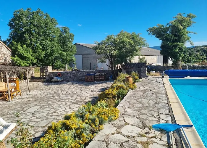 De Navacelles بيت شباب Blandas