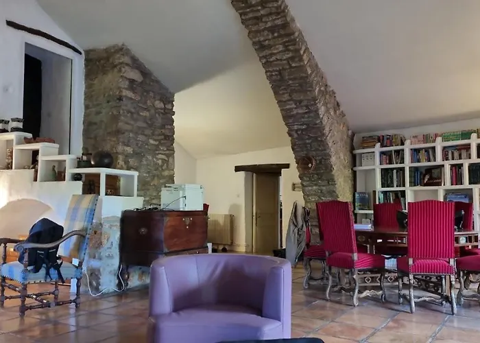 De Navacelles بيت شباب *